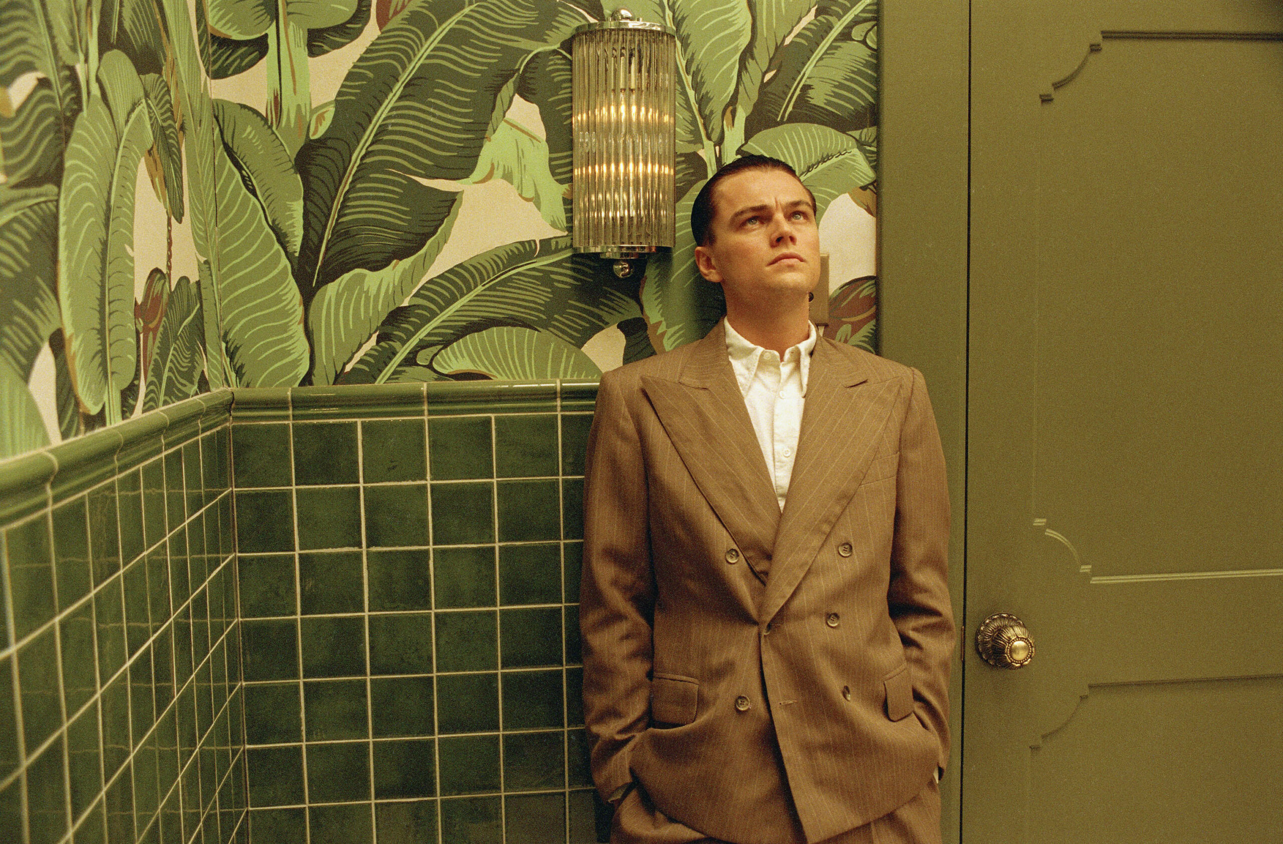 THE AVIATOR - Directed by Martin Scorsese - Int. Lavatory, Stage Set - ©2004 - Miramax Films