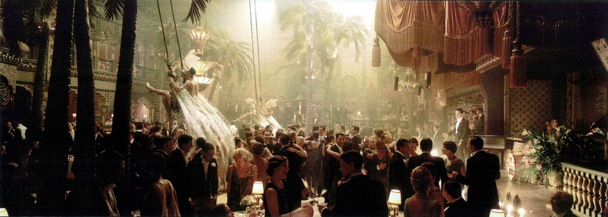 THE AVIATOR - Directed by Martin Scorsese - Int. Cocoanut Grove Club, Stage Set - ©2004 - Miramax Films