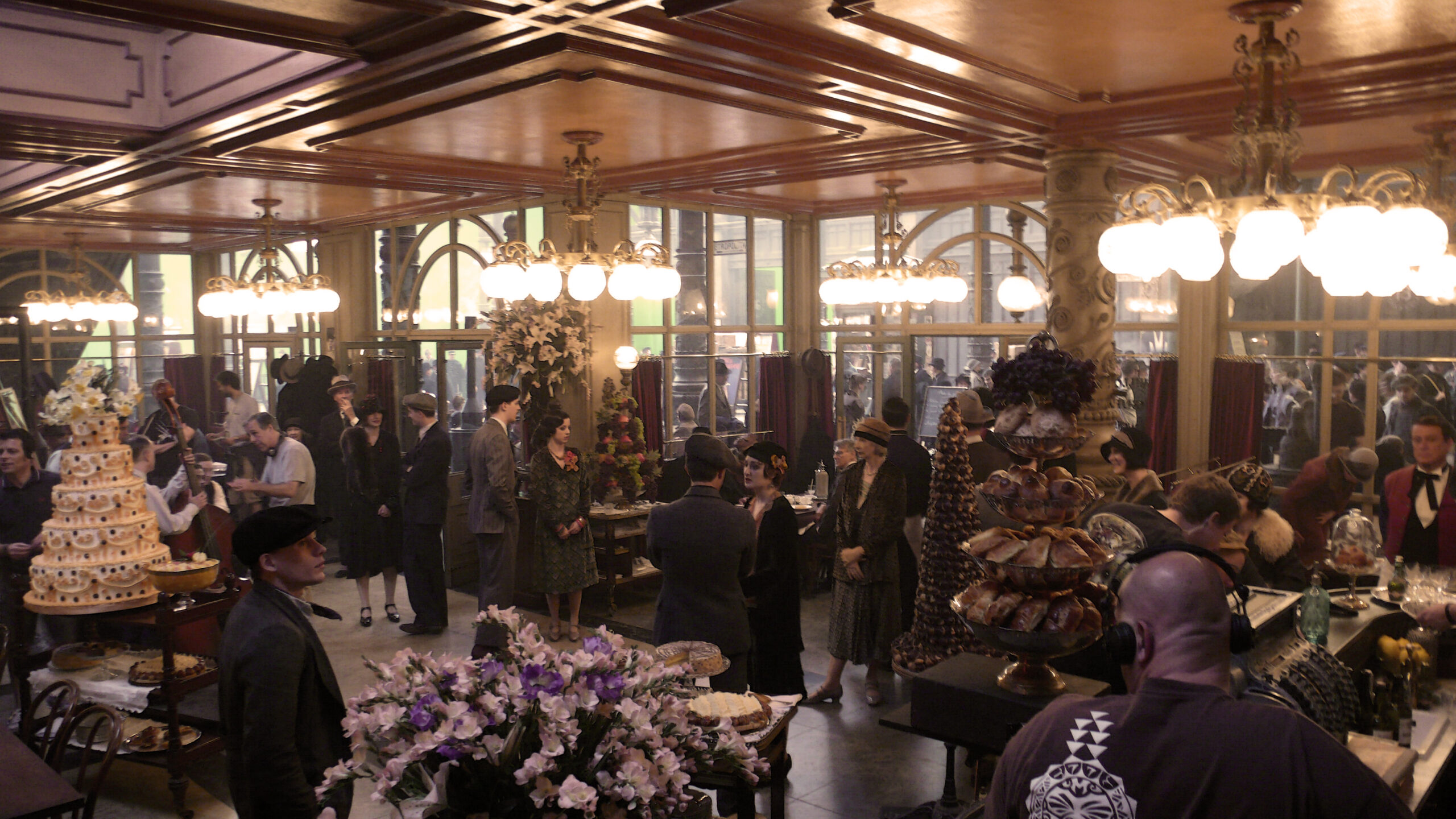HUGO - Directed by Martin Scorsese - Int. Montparnasse Station, Café, Stage Set - ©2011 - Sony Pictures
