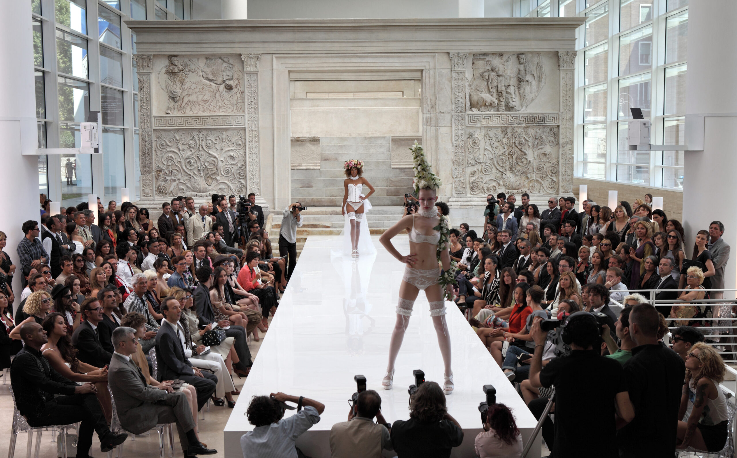 TO ROME WITH LOVE - Directed by Woody Allen - Int. Fashion Show - ©2012 - Sony Pictures