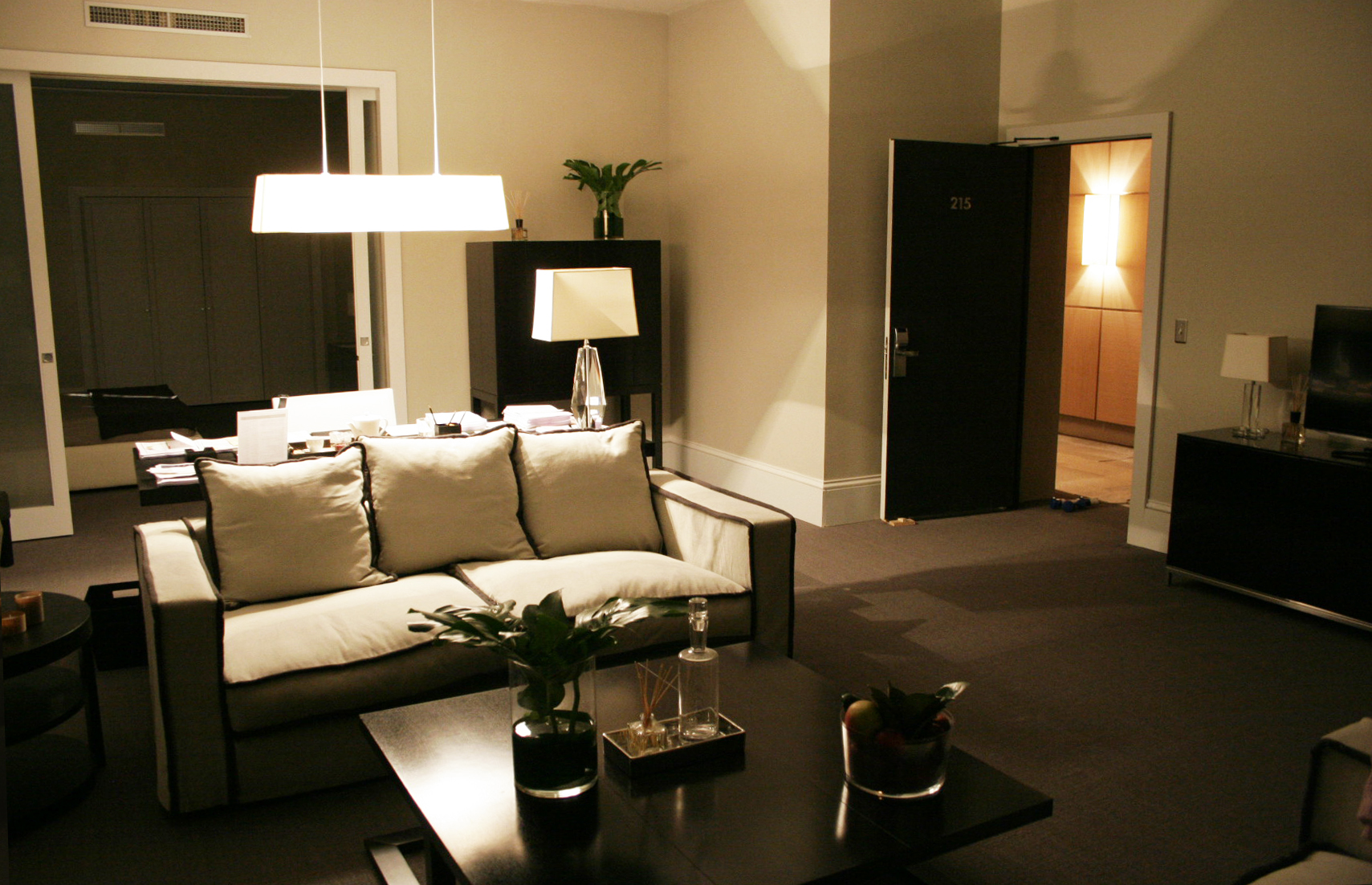 THIRD PERSON - Directed by Paul Haggis - Int. New York Hotel Room, Stage Set - ©2013 - Corsan