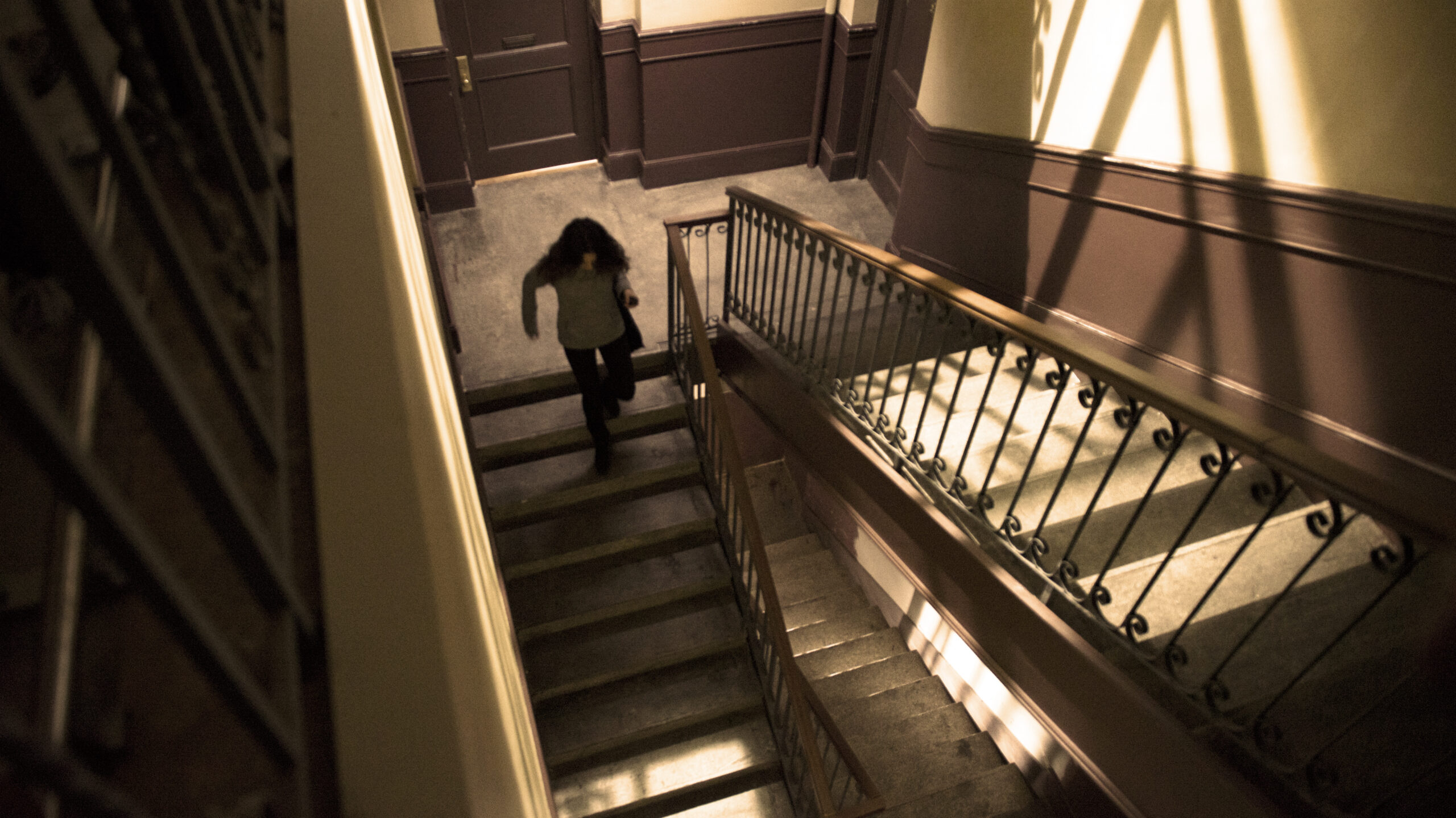 THIRD PERSON - Directed by Paul Haggis - Int. New York Apartment, Stairs, Stage Set - ©2013 - Corsan