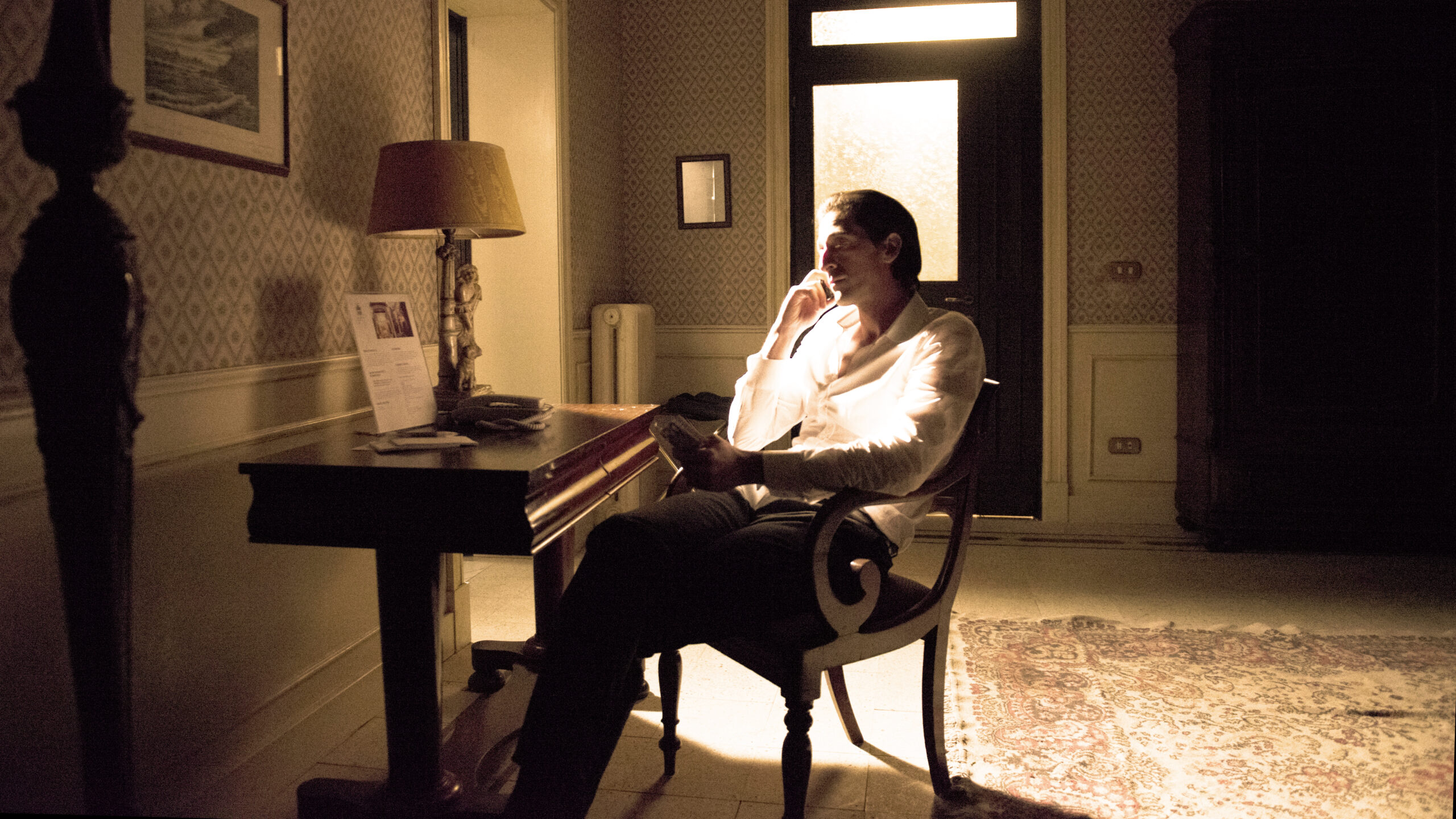 THIRD PERSON - Directed by Paul Haggis - Int. Taranto Hotel Room, Stage Set - ©2013 - Corsan
